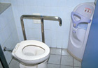 右：乳幼児用のトイレブースやベビーシートが、男トイレにも設置されている
