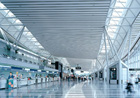 仙台空港旅客ターミナル。広告物を規制し、不必要なサインを除去した、わかりやすさを重視したサイン計画