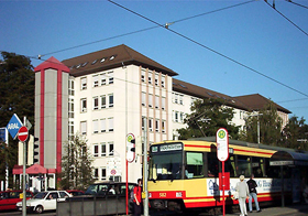 市民講座の建物と路面電車の停留所