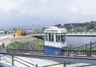 急勾配の道路に設けられたスロープカー（小笠山総合運動公園）