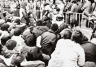 22年前、養護学校の義務化に反対して、文部省の前に座り込む人々がいた