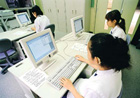 害児学校ではコンピュータ教育に力が注がれている（東京都立立川ろう学校）