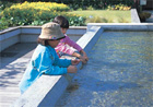 子どもが水を触ることができる修景池