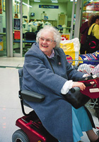 電動スクーターにのる女性高齢者