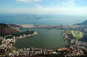 リオデジャネイロ　リオデジャネイロは人口550万人の、美しい国際観光都市だ。「世界で最も友好的な都市」とされたこともある。（BBCニュース、2003年6月23日）