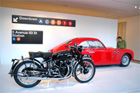 自動車、オートバイ、サインの展示空間