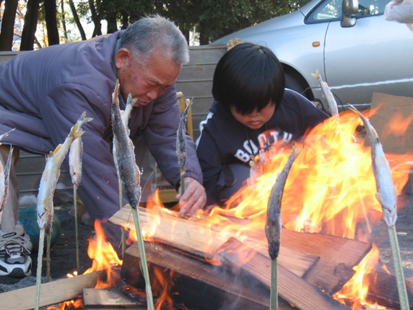  近所のおじいちゃんが鮎の塩焼きを提供。子どもたちも作業に参加。